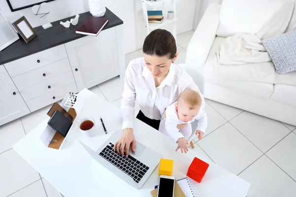 Empresária com menino — Fotografia de Stock