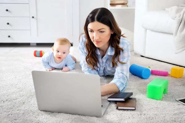 Vacker kvinna med baby pojke — Stockfoto