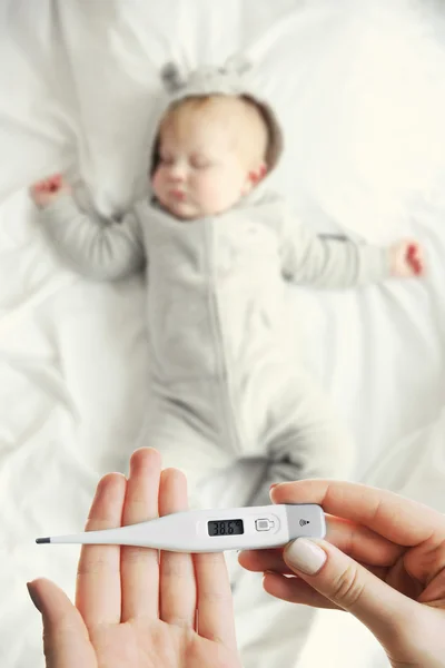 Bambino addormentato e mano con termometro — Foto Stock