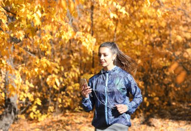 Çalışan genç güzel kadın 