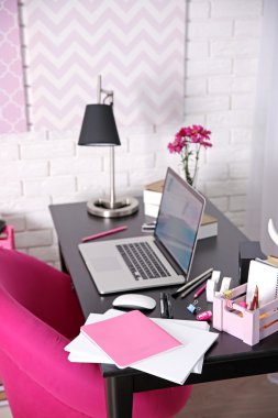 Çalışma alanı ile masa üstünde laptop 