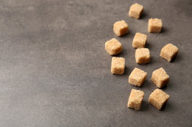 Masanın üzerinde kahverengi şeker küpleri yığını