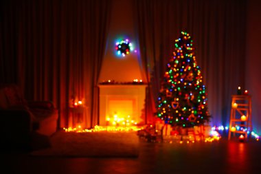 Noel ağacının yanında şömine