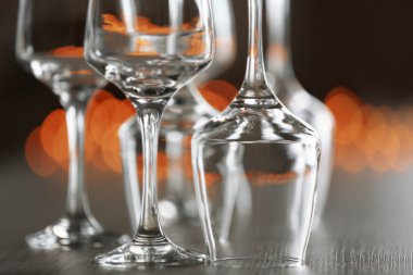 Bir tabloda boş kadehlerin