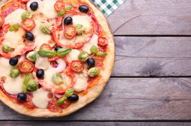 Peynir ve sebze ahşap arka plan üzerinde lezzetli pizza