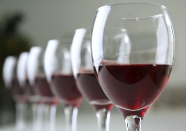 Bir kadeh kırmızı şarap. 