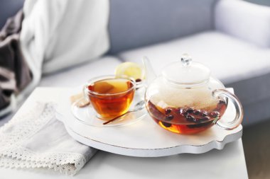 Sıcak çay ve bir beyaz tahta mat masada kahvaltı ile çay seti