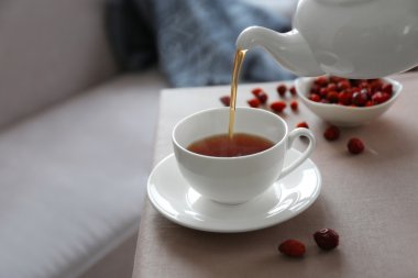 Kuşburnu çayı fincan, ev atmosferi içine dökme