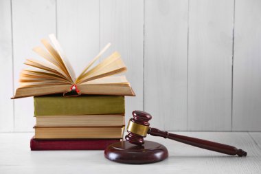 Ahşap masa kitapları ile tokmak