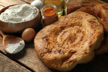 Ahşap masa portre üzerinde buğday unu ile taze kızarmış ekmek