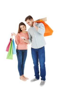 Renkli alışveriş torbaları ile Çift