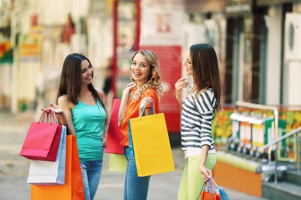 Donne con borse della spesa — Foto Stock