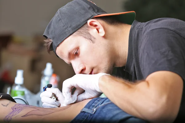 Tattooist Makes Tattoo Close — Stock Photo, Image