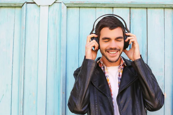 Homme écoutant de la musique en plein air — Photo