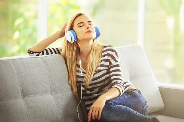 Vrouw die muziek luistert — Stockfoto