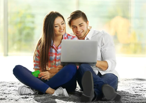 Casal feliz usando cartão de crédito — Fotografia de Stock