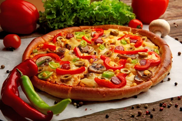 Läcker skivad pizza — Stockfoto