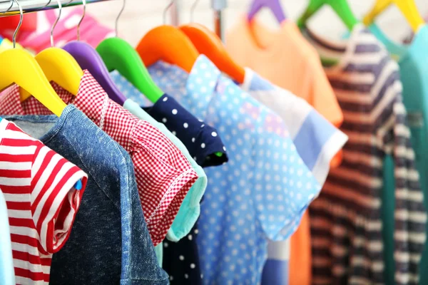 Ropa para niños en perchas — Foto de Stock