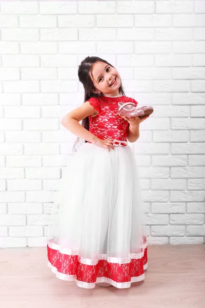 Маленькая Девочка Платье Фоне Белой Кирпичной Стены — стоковое фото