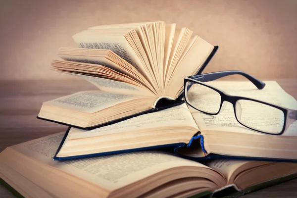 Högen av böcker och glasögon — Stockfoto