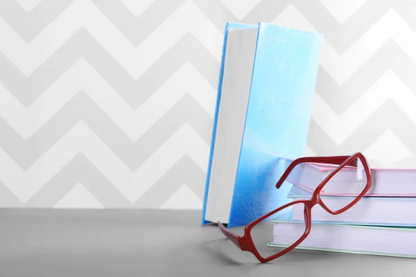 Livres et lunettes sur table grise — Photo