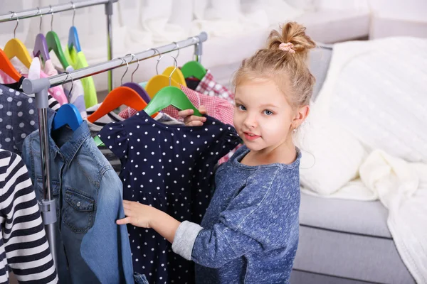 Liten flicka försöker på klänning — Stockfoto