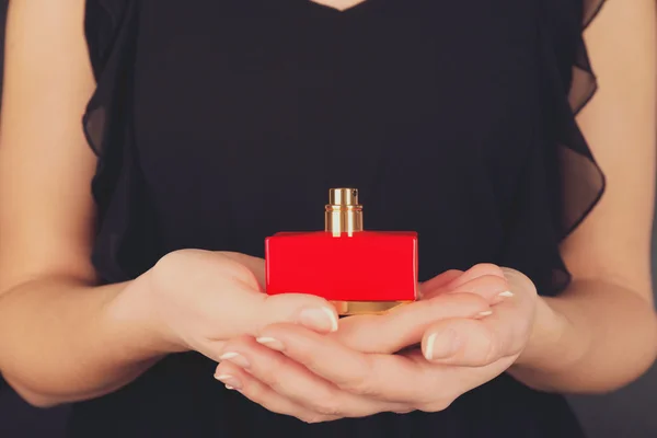 Mulher segurando perfume garrafa — Fotografia de Stock