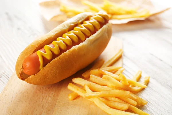 Hot dog ze smażonymi ziemniakami — Zdjęcie stockowe