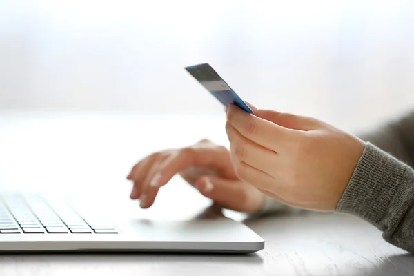 E-Commerce-Konzept. Frau mit Kreditkarte und Laptop, Nahaufnahme — Stockfoto