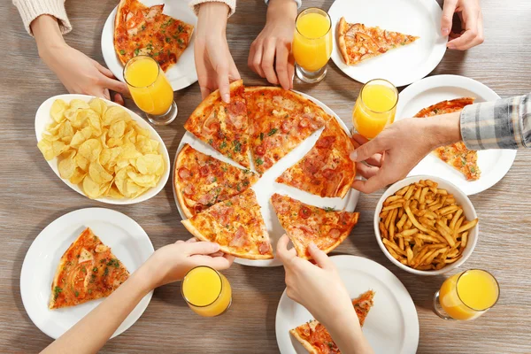 Trevlig fest med varm pizza — Stockfoto