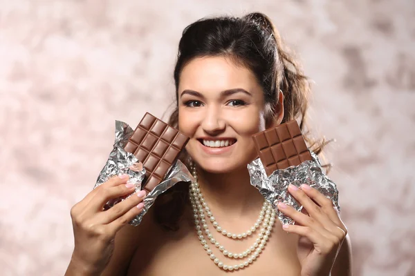 チョコレートを持つ若い女 — ストック写真