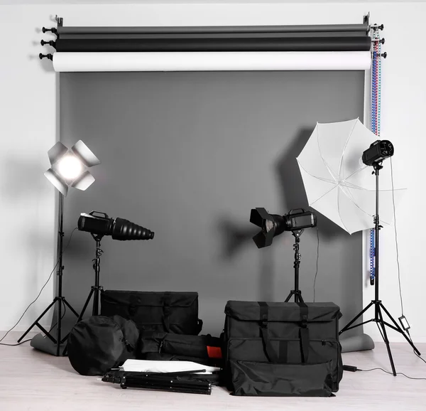 Estúdio fotográfico com equipamento de iluminação — Fotografia de Stock