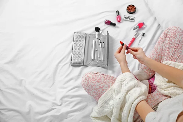 Mujer aplicando maquillaje —  Fotos de Stock