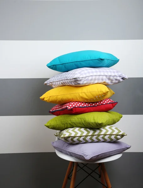 Travesseiros coloridos na cadeira — Fotografia de Stock