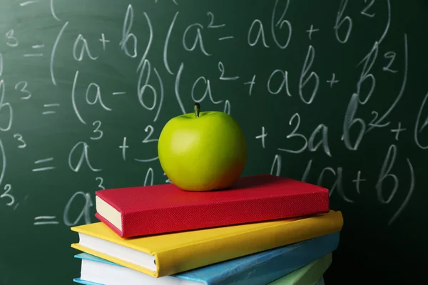 Schulbücher auf dem Schreibtisch — Stockfoto