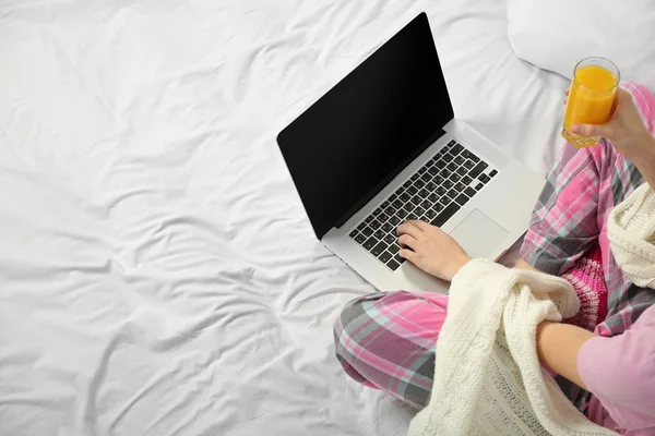 Frau im Schlafanzug mit Laptop — Stockfoto