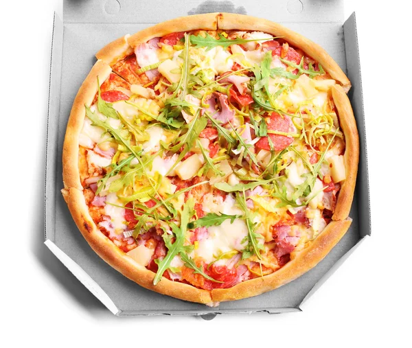 Pizza fresca en caja de cartón aislada en blanco —  Fotos de Stock