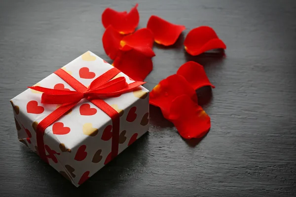 Gift box, róża płatki — Zdjęcie stockowe