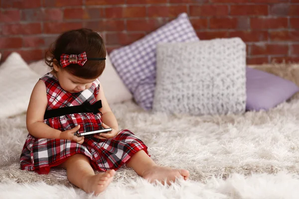 Niña viendo smartphone — Foto de Stock