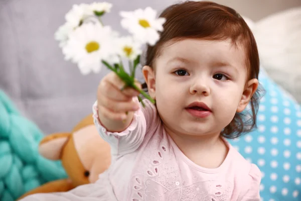 Маленькая девочка с цветами — стоковое фото