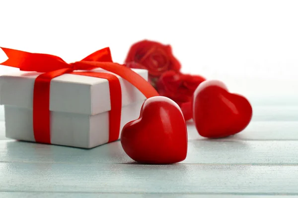 Caja de regalo, flores de rosas y corazones decorativos —  Fotos de Stock