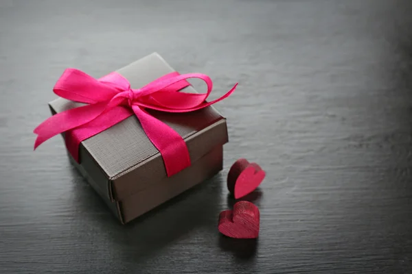 Pudełko i dekoracyjne serca — Zdjęcie stockowe