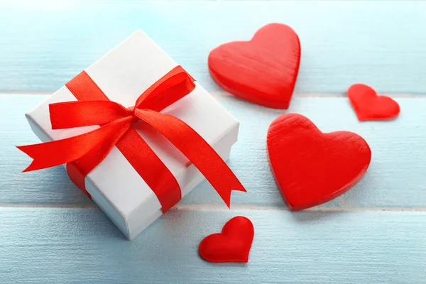 Caja de regalo y corazones decorativos — Foto de Stock