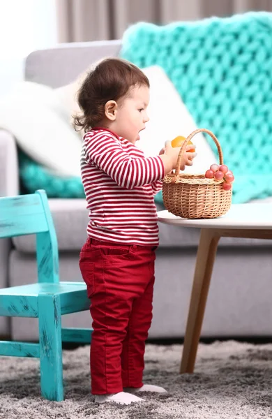 Niña comiendo frutas — Foto de Stock