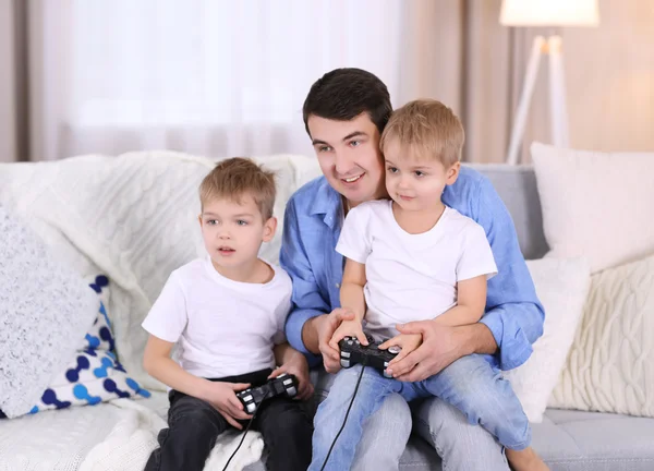 Οικογένειας Έννοια Πατέρας Γιοι Παίζουν Βιντεοπαιχνίδια Στο Δωμάτιο — Φωτογραφία Αρχείου
