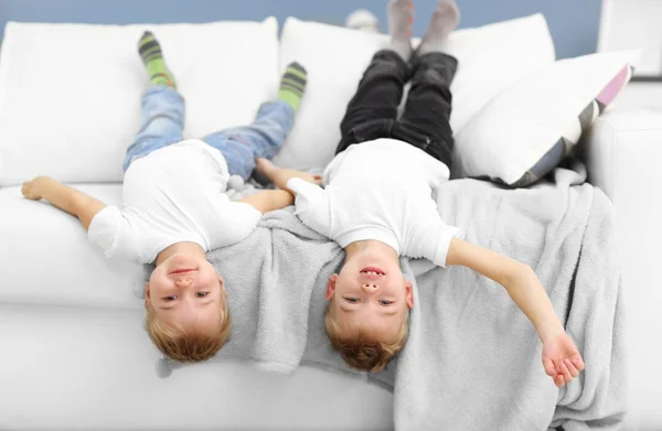 Retrato Bonitos Irmãos Alegres Brincando Sofá Sala — Fotografia de Stock