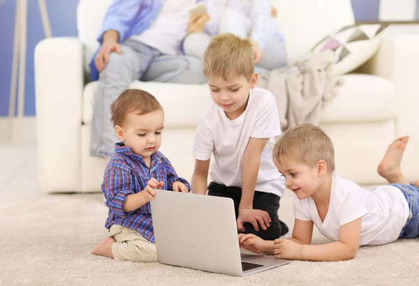 Family Concept Brothers Laptop Floor Room — Stock Photo, Image