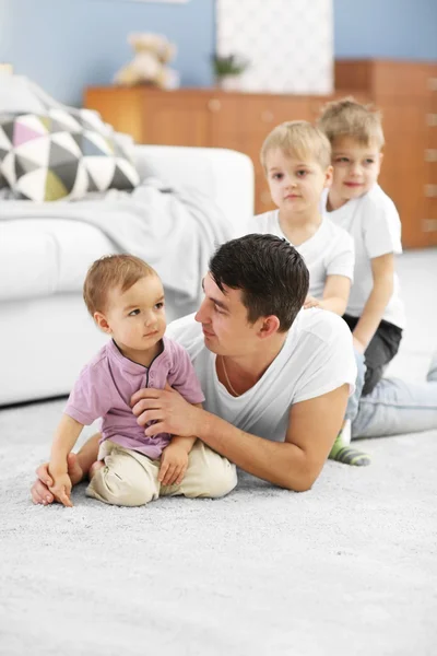 Familjen Koncept Far Med Söner Spelar Rummet — Stockfoto