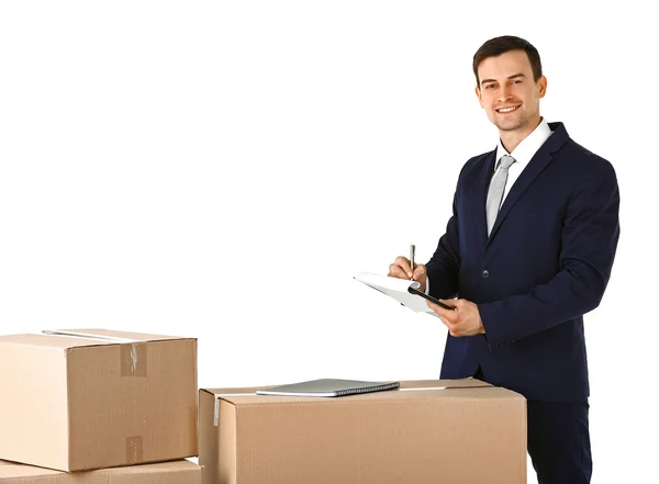 Karton kutular ile siyah elbiseli adam — Stok fotoğraf