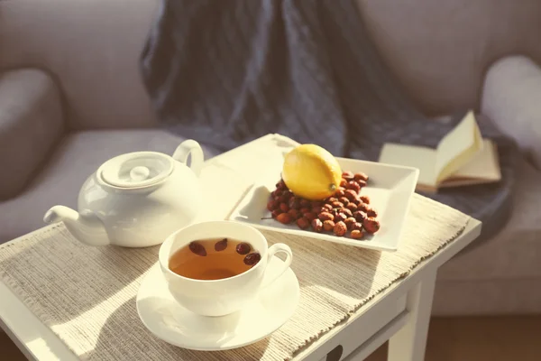 Шиповник и лимонный чай на столе в номере — стоковое фото